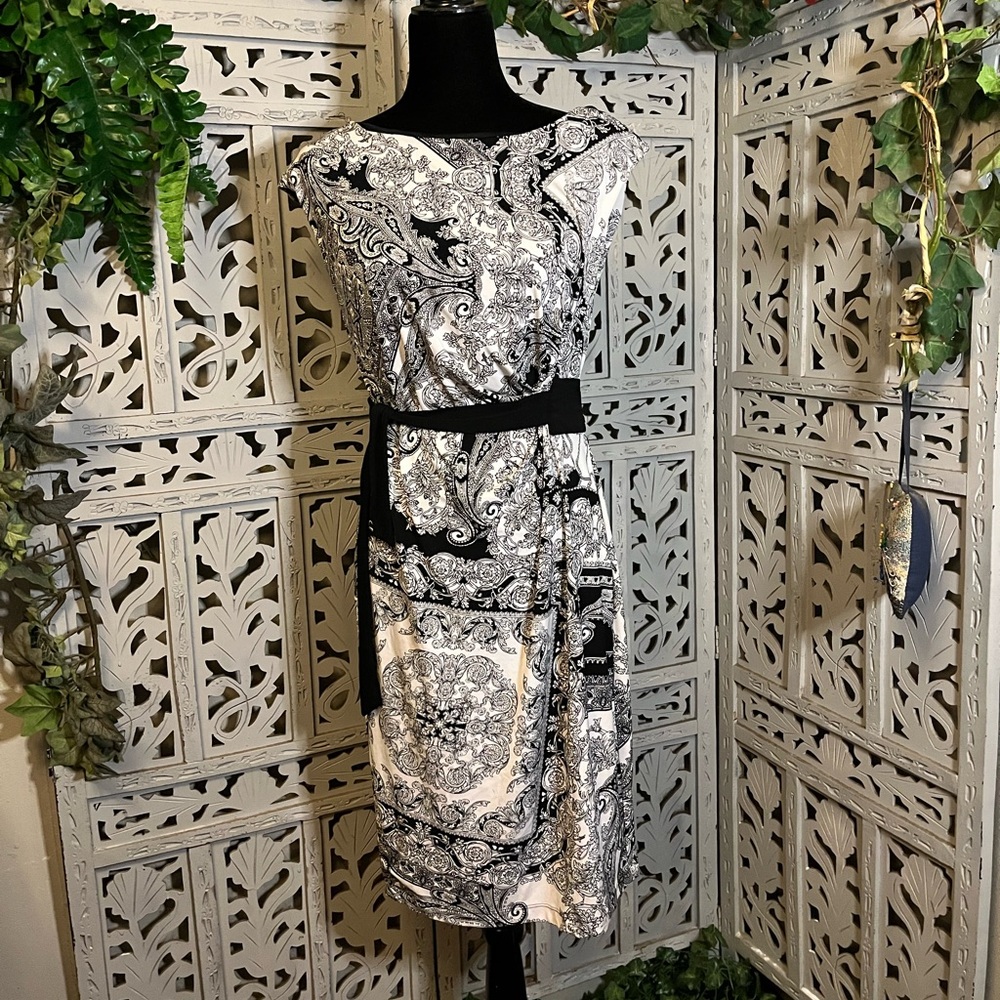 CONNECTED APPAREL SIMPLY LOVELY BLACK & WHITE DESIGN SHORT SLEEVELESS MIDI DRESS